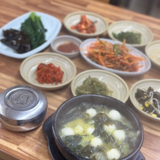 Rice Cake and Seaweed Soup
