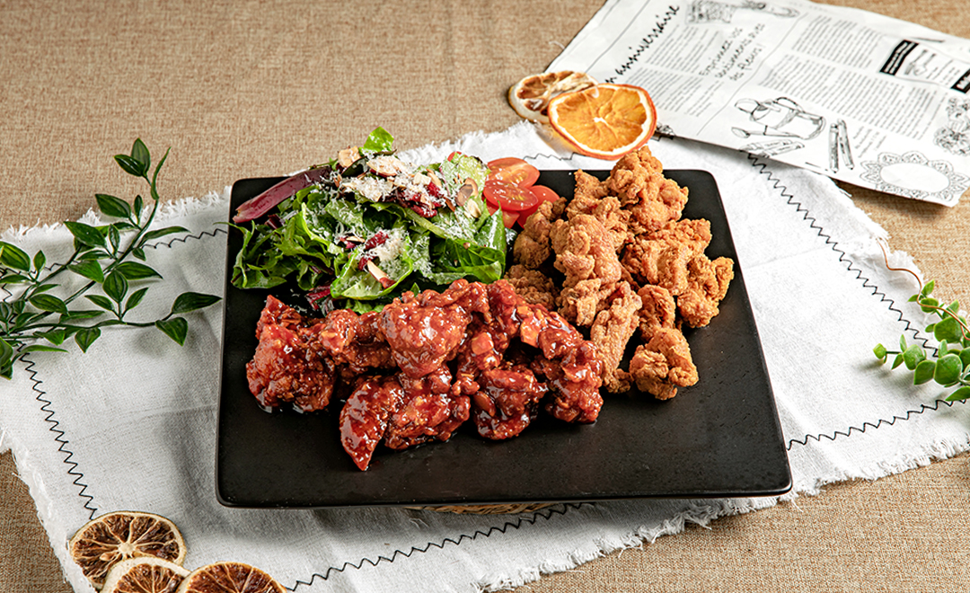 Boneless Half&Half Seasoned Fried and Fried Chicken