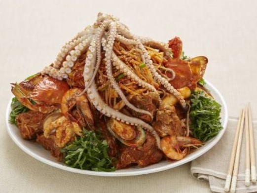 Meeting of Fresh Seafood and Pork Bone Braised Seafood and Pork Neckbone