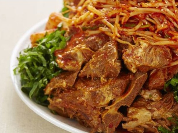 Harmony of Thick Lean Meat and Crunchy Bean Sprouts Mattna Braised Pork Backbone