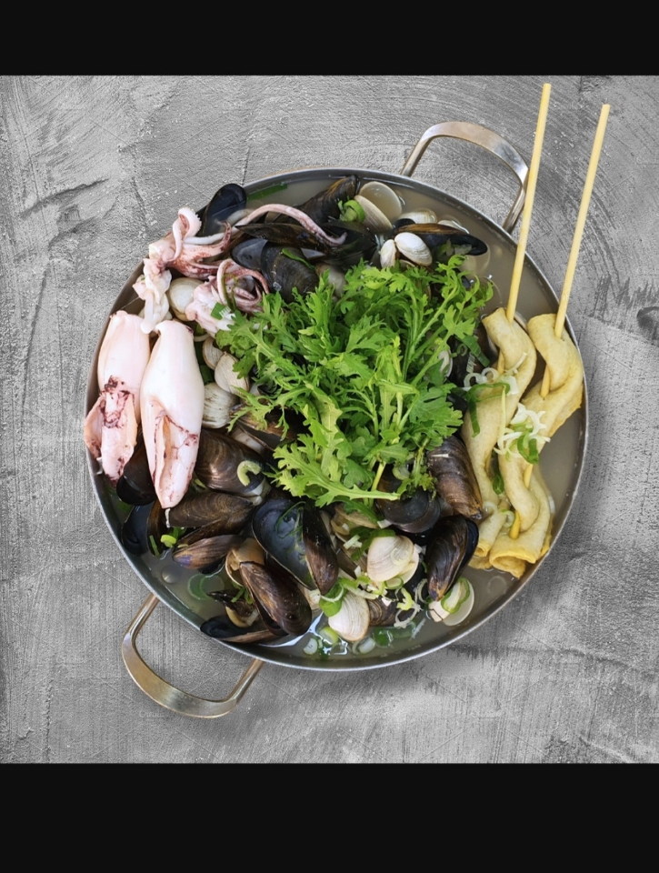 Swordtip Squid and Clam Hot Pot