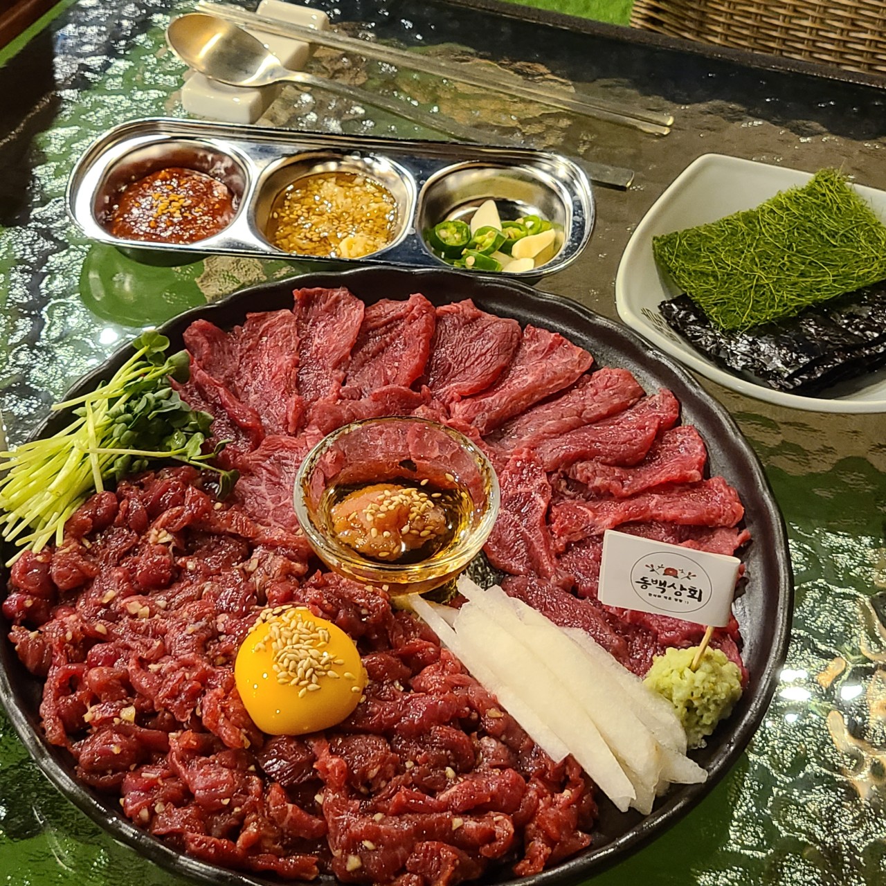 Dongbaek Platter (Yukhoe + Beef Sashimi)

