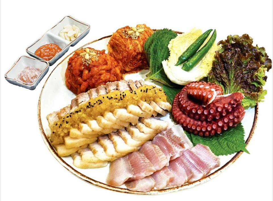 Special Assorted Napa Wraps with Pork