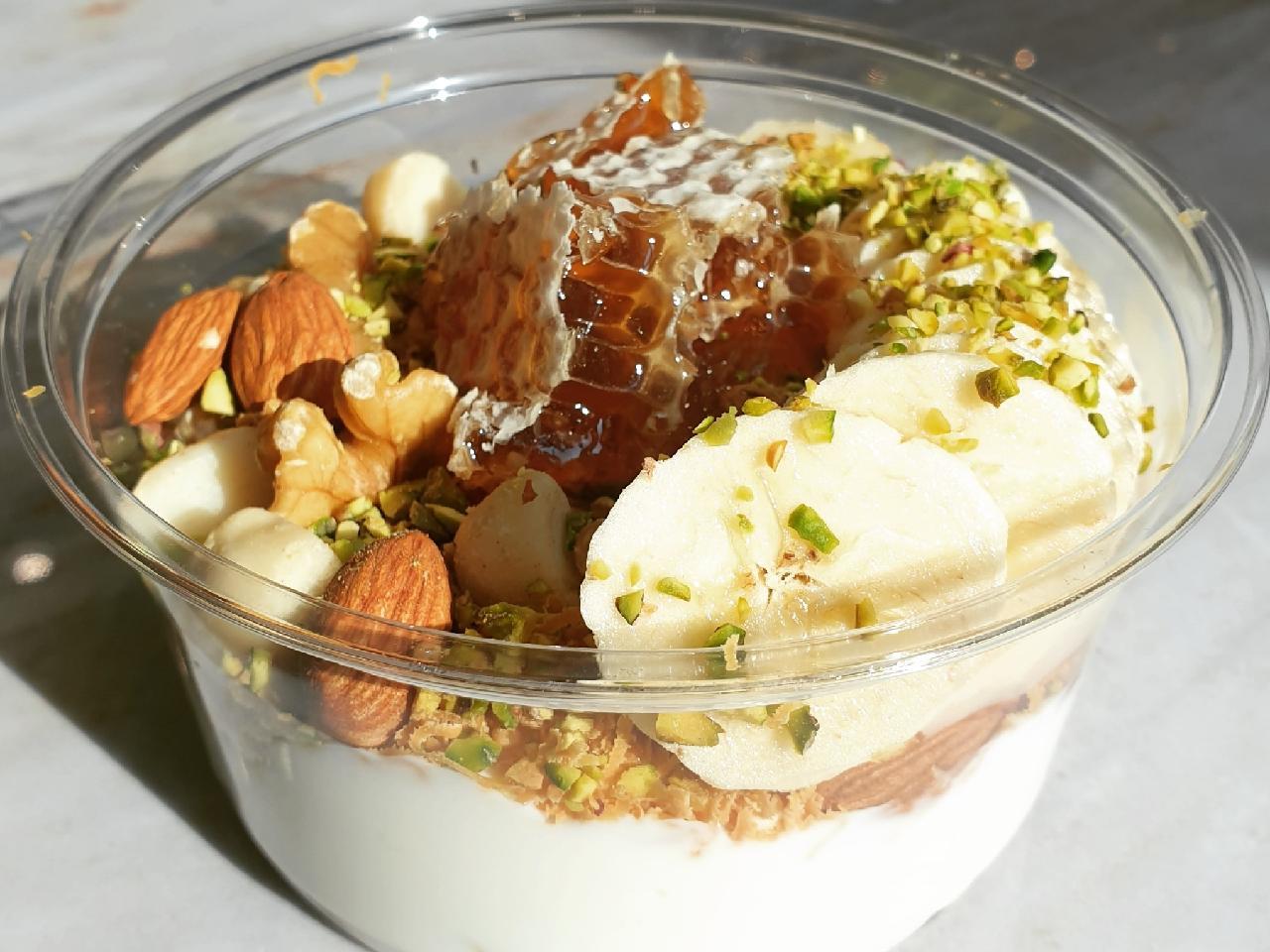 Whole Honeycomb Greek Yogurt (Granola/3 Nuts/Brown Cheese/Banana/Honey)