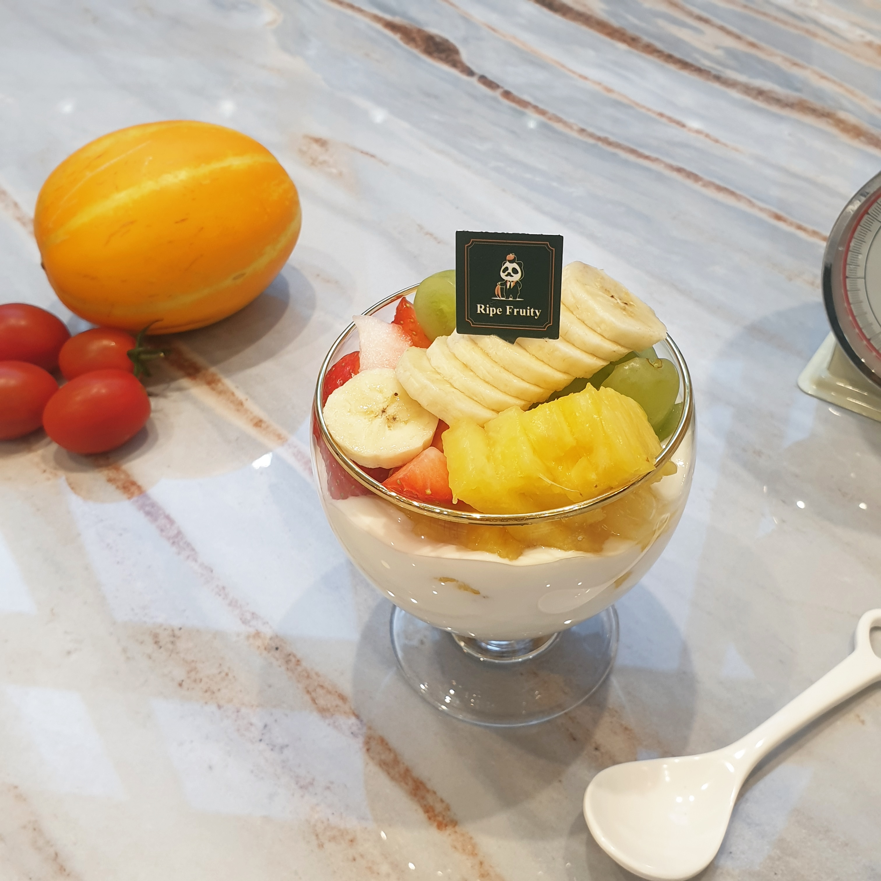 Fruit Greek Yogurt (Granola/4 Seasonal Fruits)