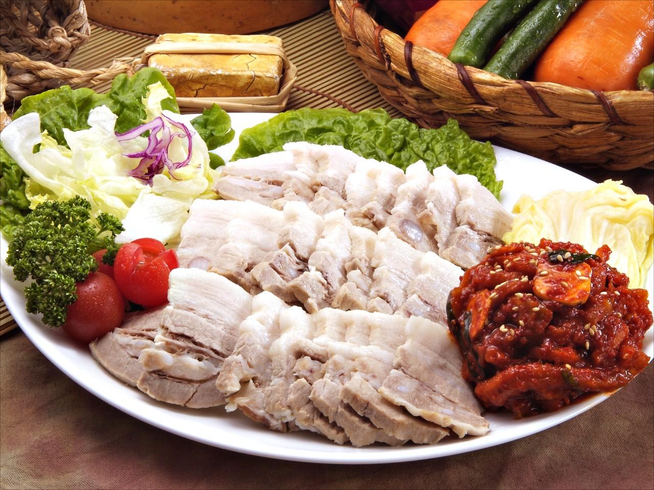 Kimchi Cabbage Wraps with Pork