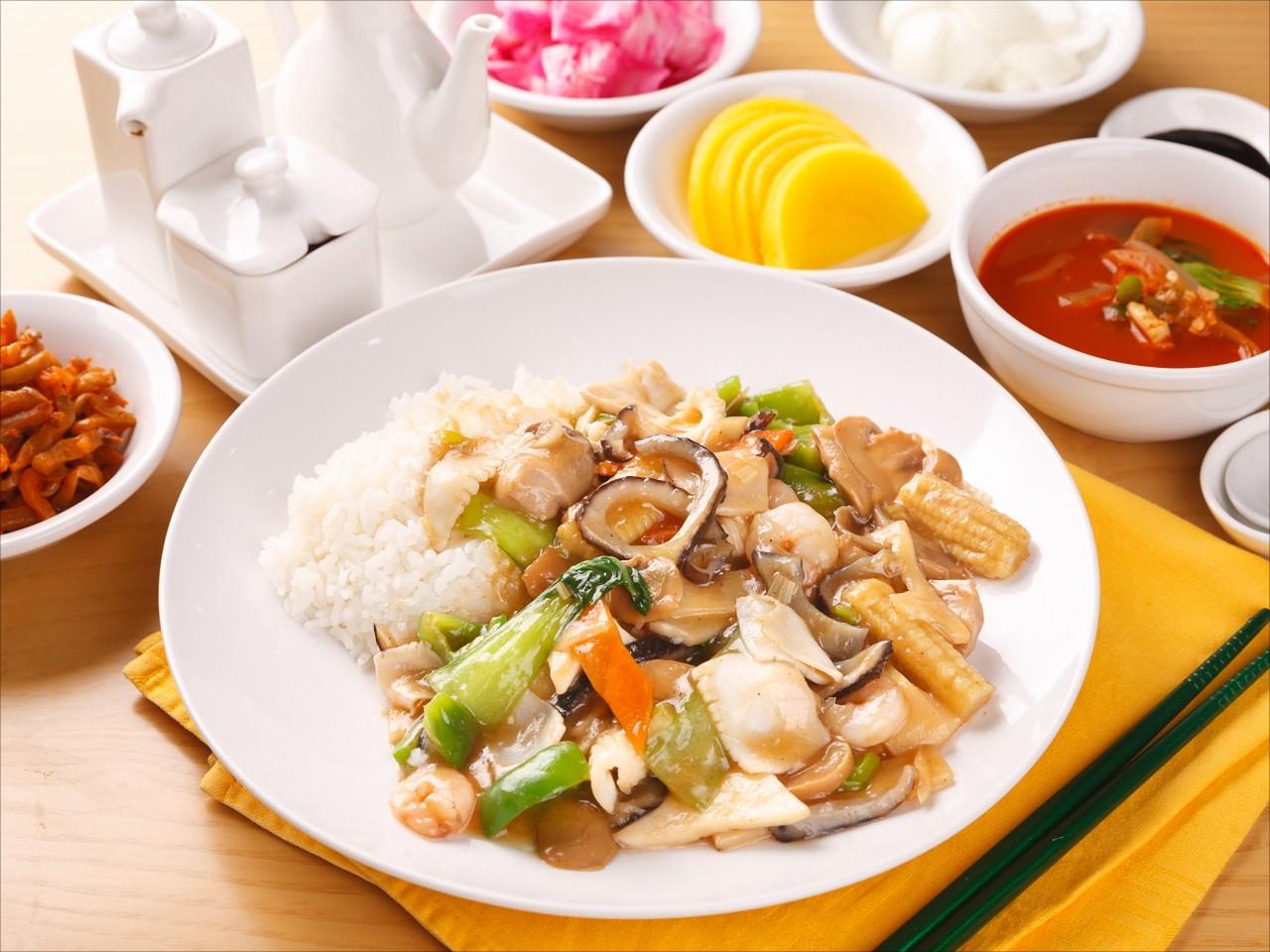 Stir-fried Meat, Seafood and Vegetable with Rice