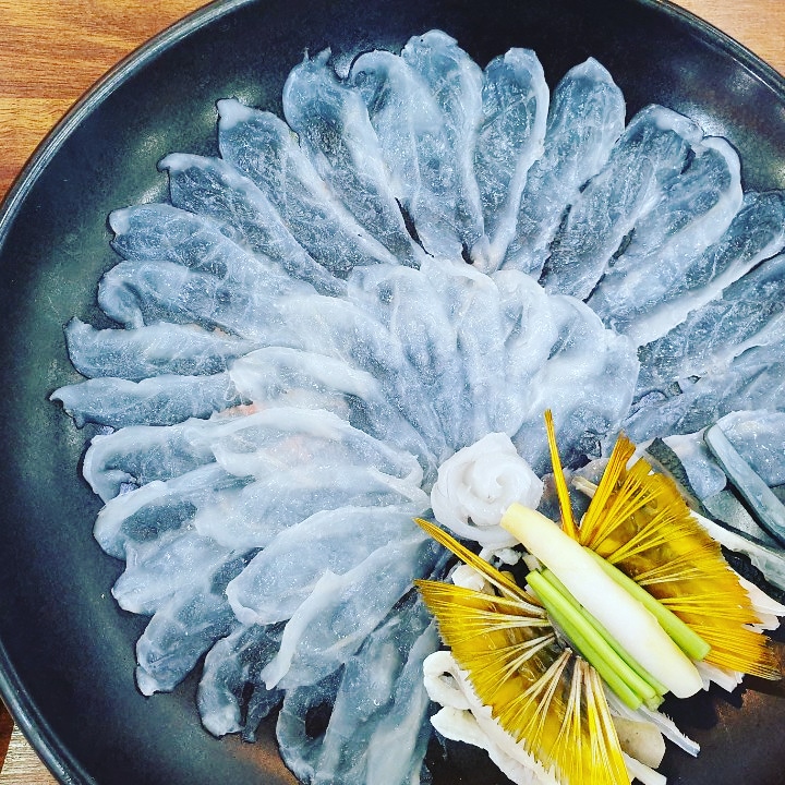 Live Tiger Puffer Fish/Sliced Raw Puffer Fish Course for 2 people (130,000 won per person) Puffer Fish Porridge, Sweet and Sour Puffer Fish Salad with Skin, Salmon Salad, Live Tiger Puffer Fish Sushi, Sliced Live Raw Tiger Puffer Fish, Raw Puffer Fish Tartare, Griddled Soft Roe, Grilled Abalone, Boiled Live Tiger Puffer Fish Slices, Fries, Spicy Live Tiger Puffer Fish Stew, Dessert