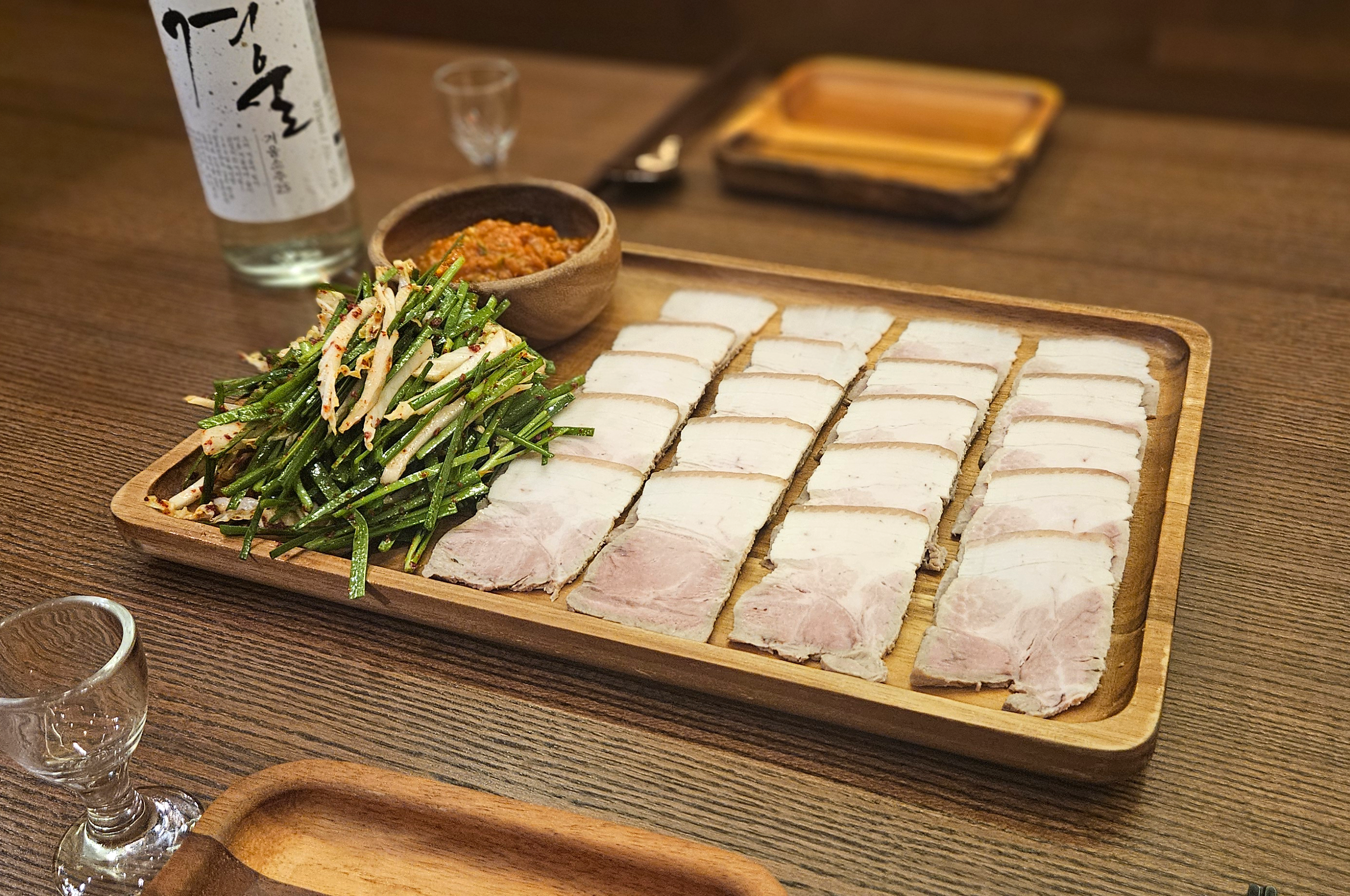 Cold boiled pork and chive salad