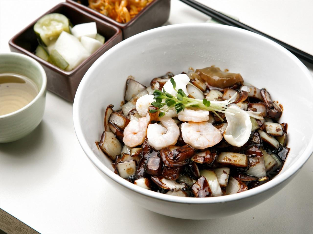 Three-delicacy Thick Black Bean Sauce Noodles