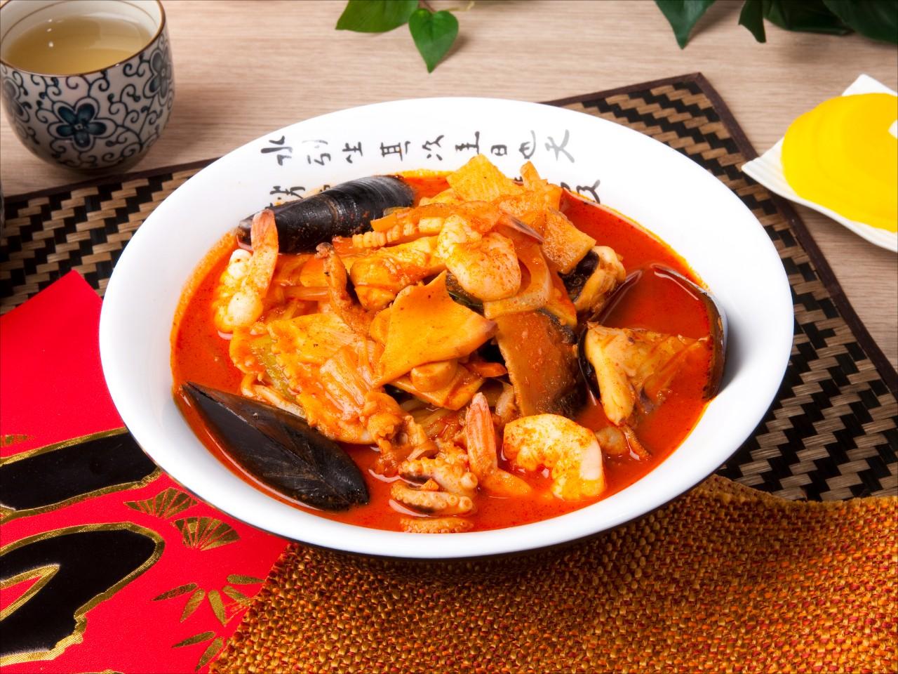 Three-delicacy Spicy Seafood Noodle Soup