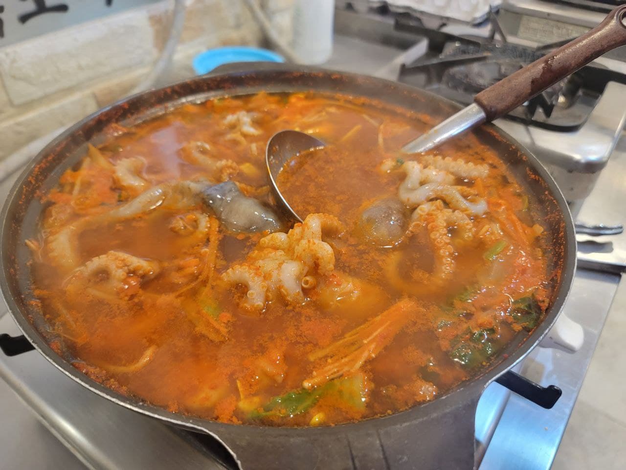 Live Octopus Hot Pot