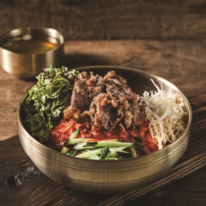 Spicy mixed noodles with grilled beef brisket