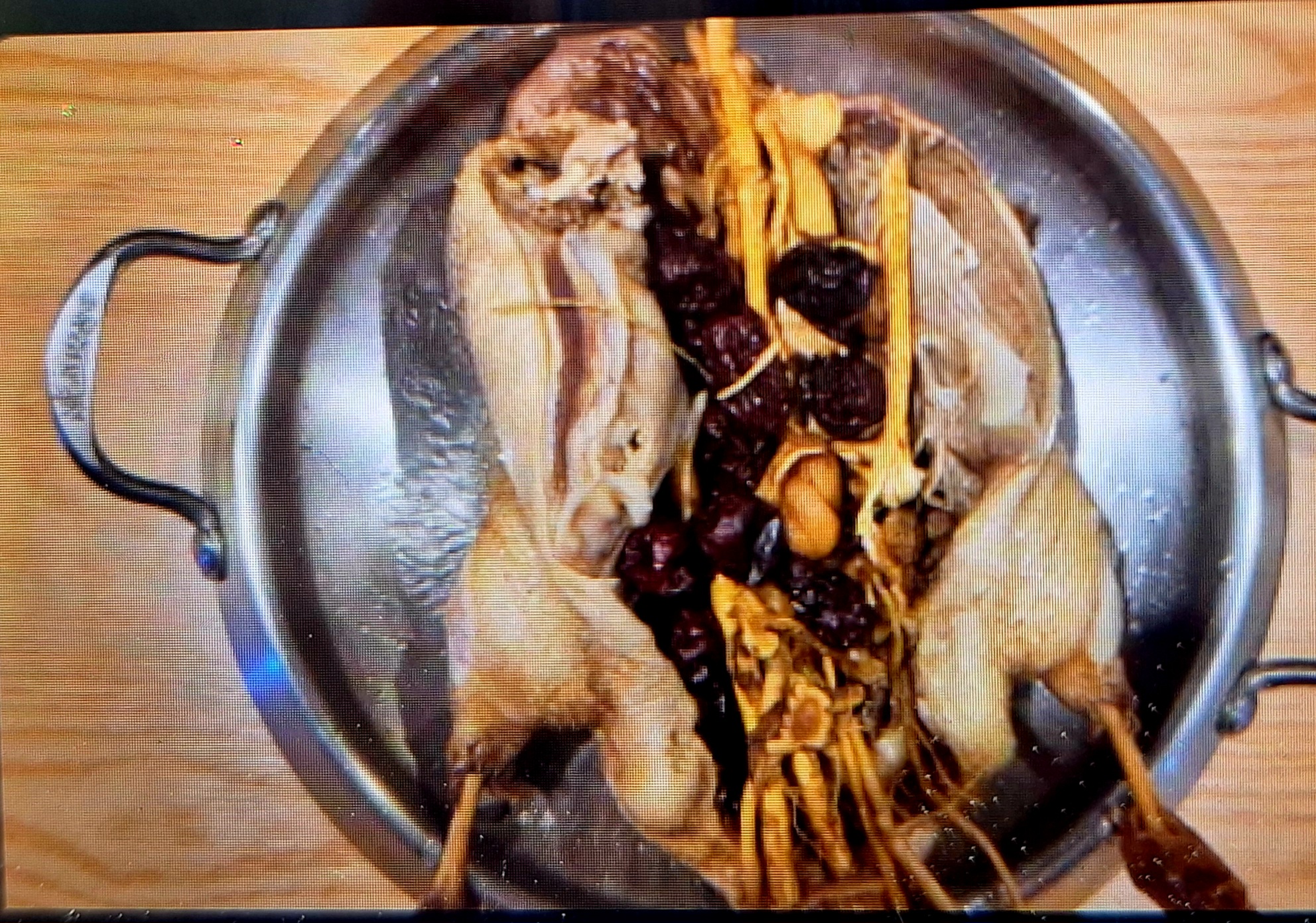 Whole Korean Duck Soup with Lacquer Tree