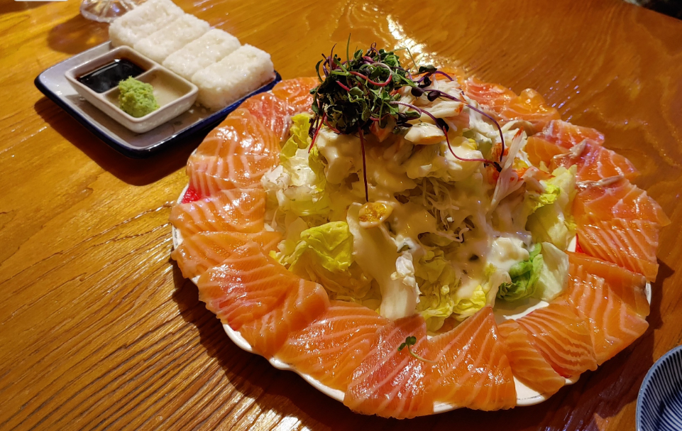 Raw salmon salad
