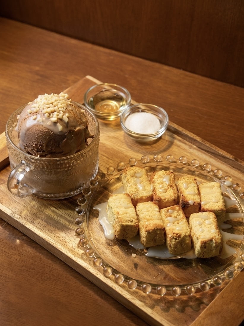Grilled Bean-powder-coated Rice Cake & Ice Cream