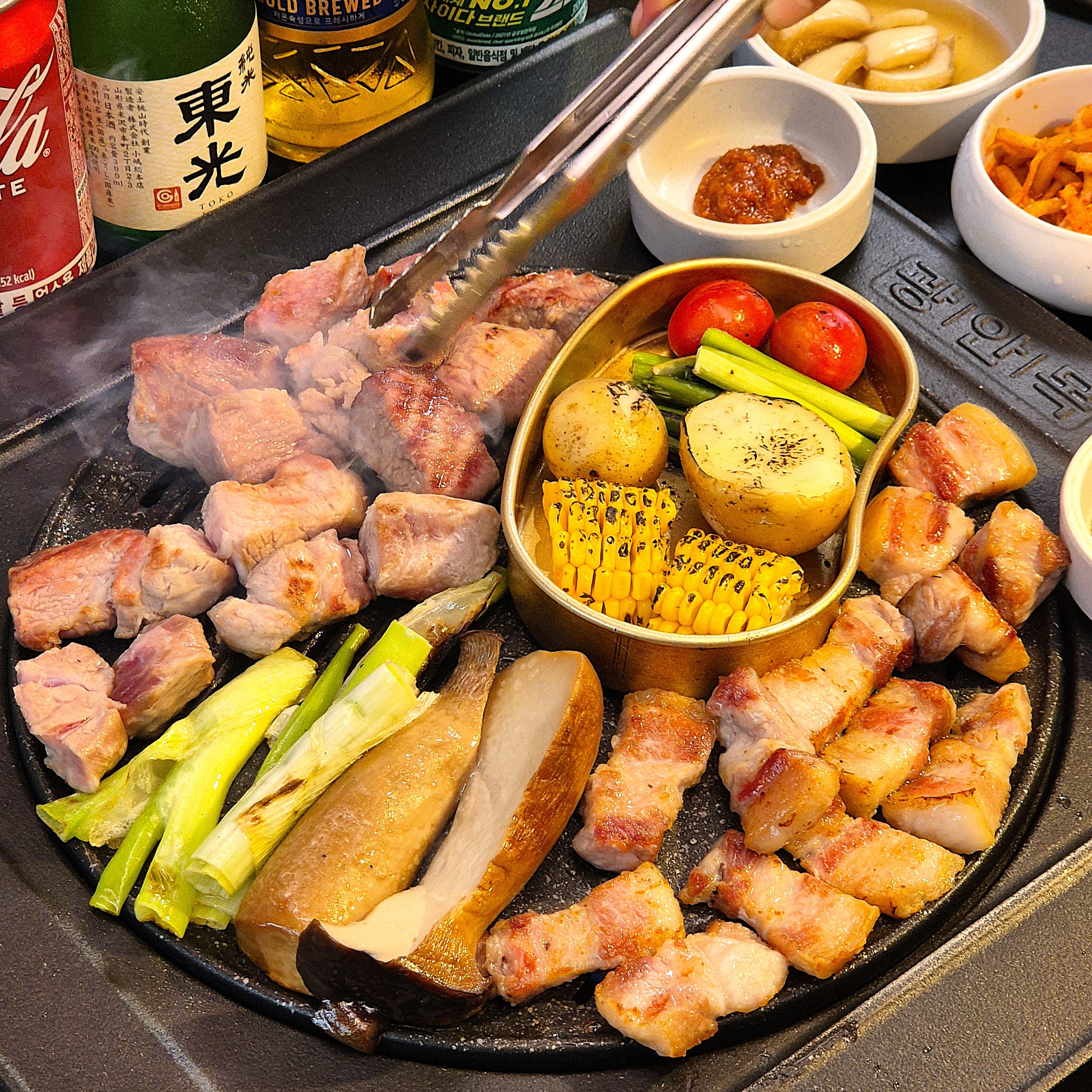 A set (2~3 people)