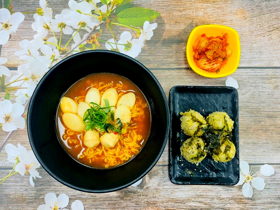 Rice Cake Instant Noodles & Rice Ball Set Menu