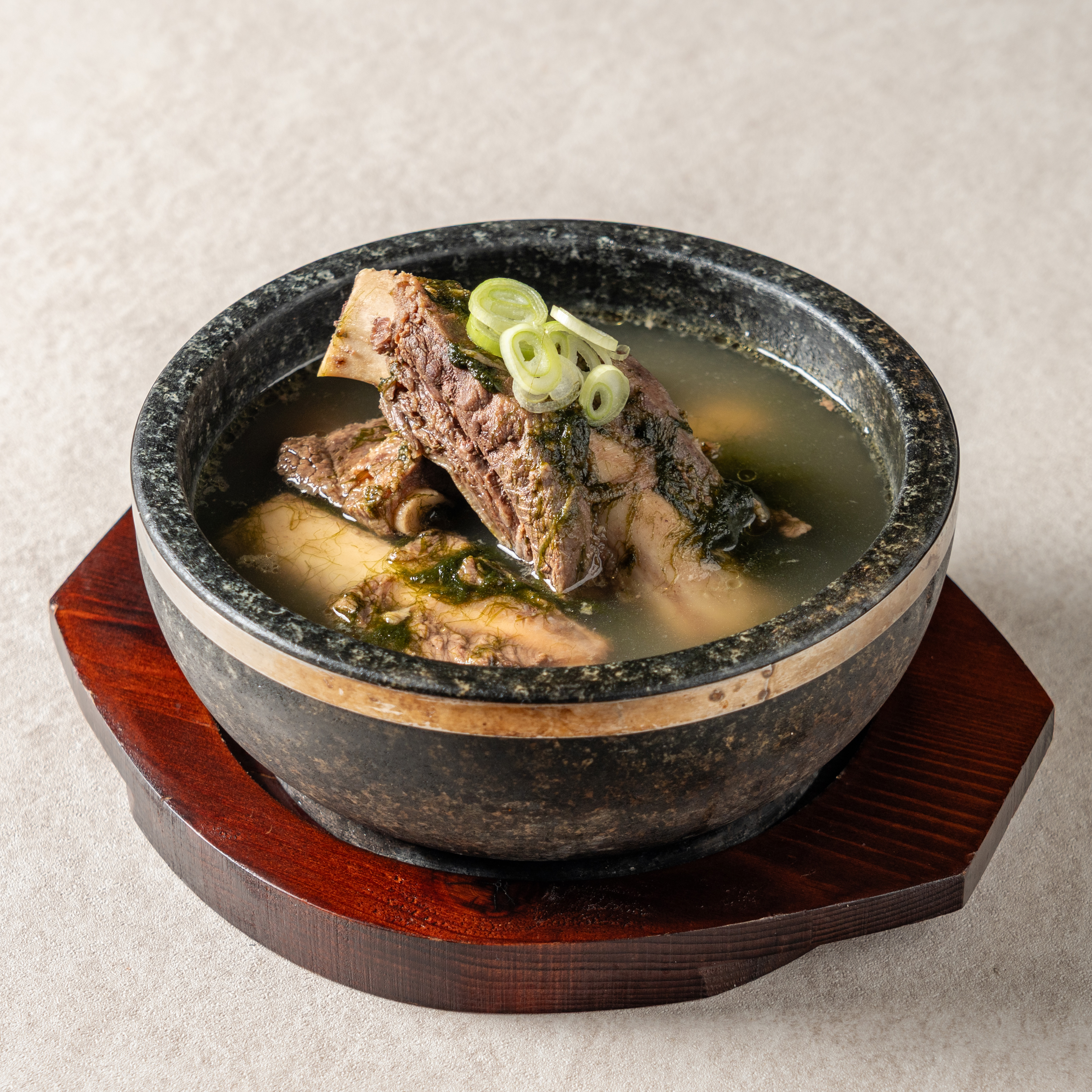 Seaweed Fulvescens and Galbi Soup